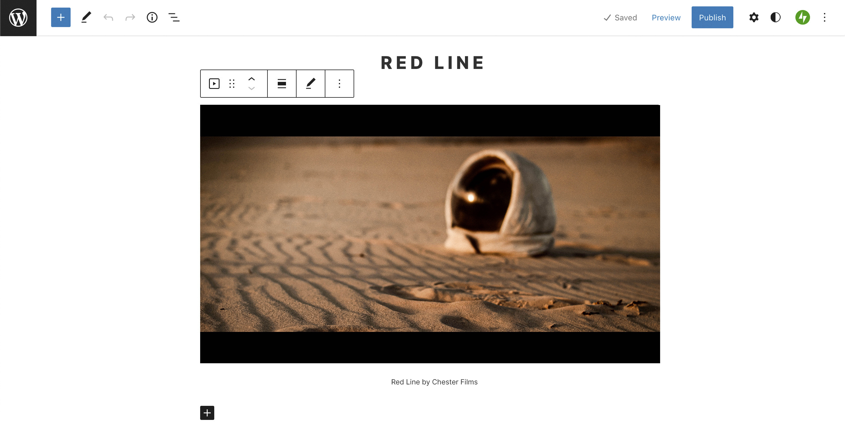 Capture d’écran de l’éditeur WordPress avec un bloc vidéo intégré à la page. L’aperçu vidéo montre un casque spatial sur une autre planète.