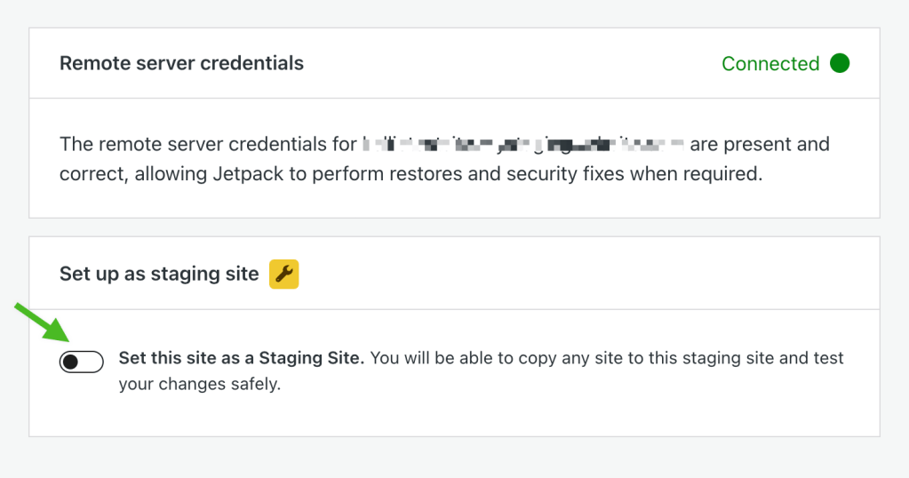 Screenshot der Jetpack Backup-Einstellungen mit den Remote-Server-Zugangsdaten und einer Option zum Festlegen dieser Website als Staging-Website. 
