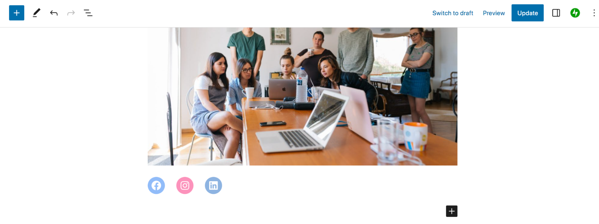 tres iconos de redes sociales dentro del editor de bloques