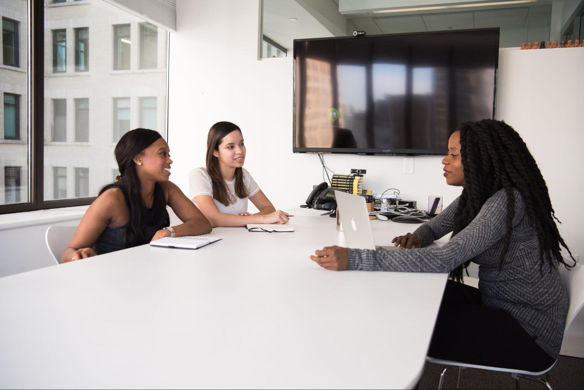 tres mujeres reunidas en una oficina