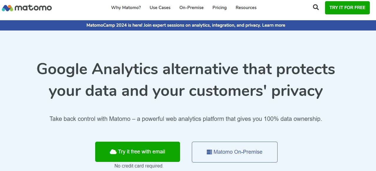Página de inicio de Matomo con título, párrafo y las llamadas a la acción «Pruébalo gratis con tu correo electrónico» y «Matomo On-Premise».