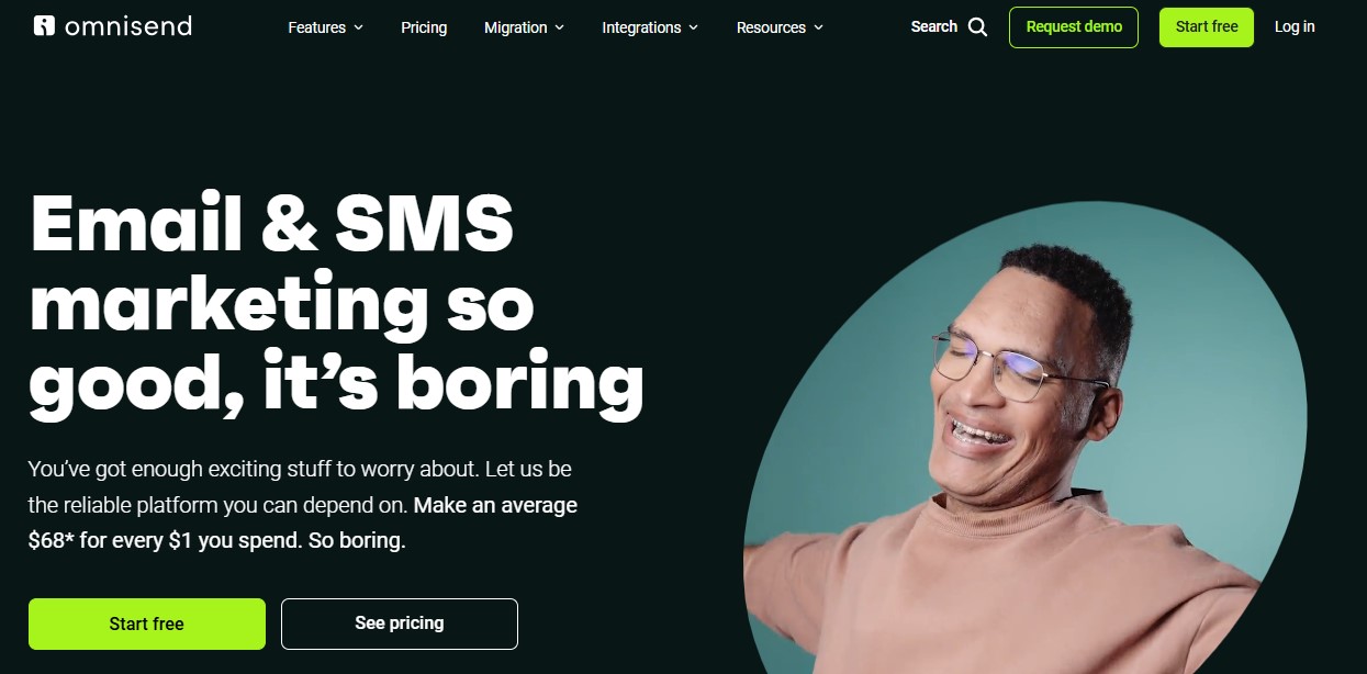 Página de inicio de Omnisend con el texto «email and SMS marketing so good, it's boring»