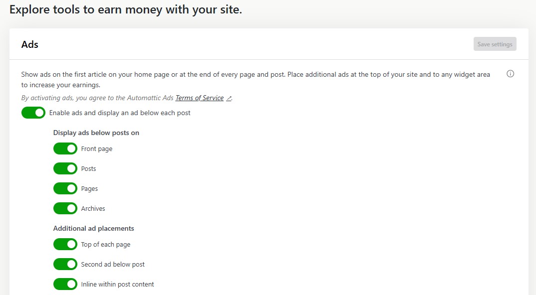 Menú Anuncios de Jetpack → Ajustes → Monetizar, con texto descriptivo y controles para mostrar anuncios.